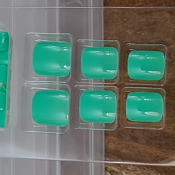 2/$16 Green Press On Toenails - Picture 10 of 10